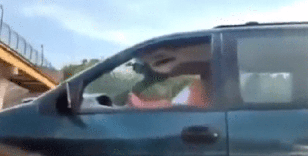 Guida l’auto in autostrada mentre fa sesso: coppia focosa non conosce limiti [VIDEO]