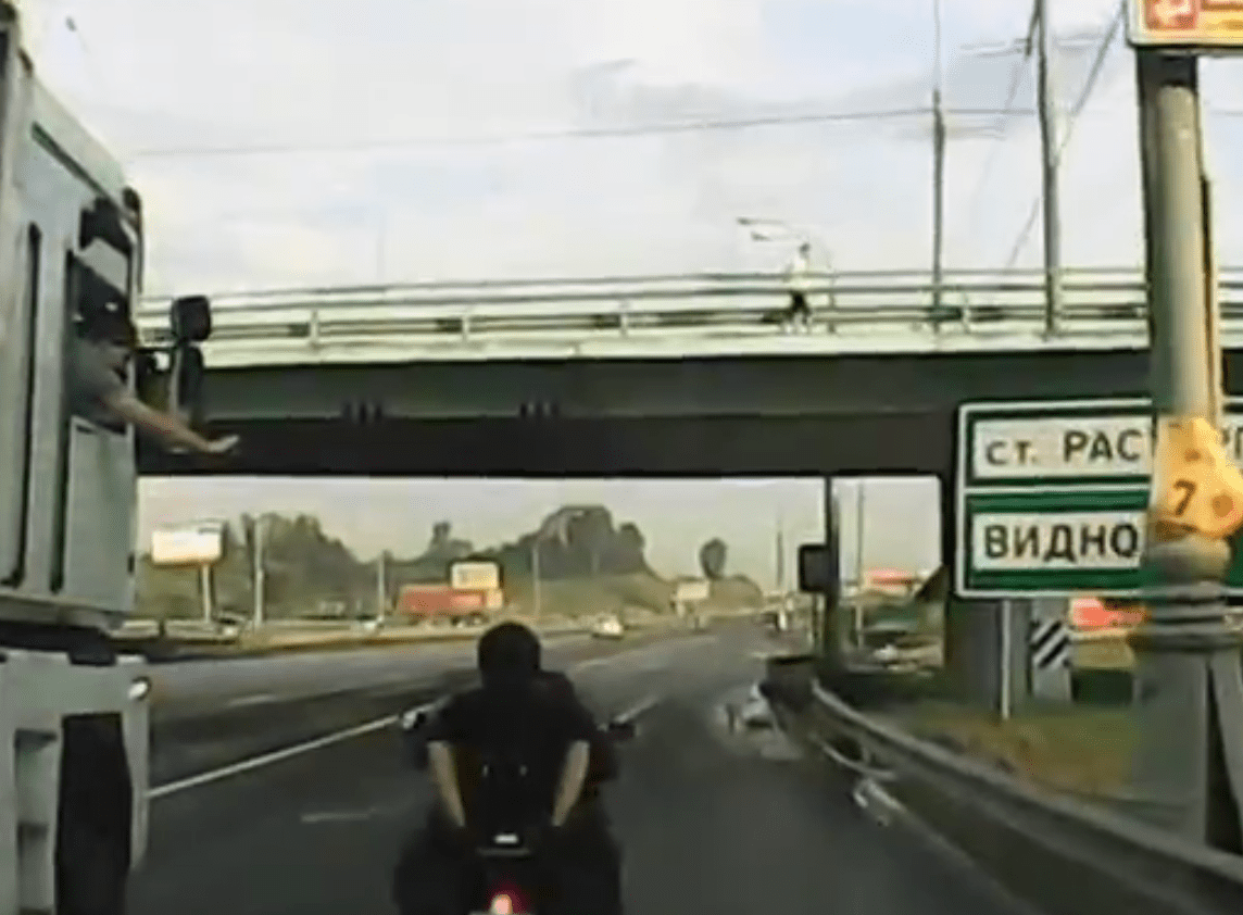 Sesso in autostrada: coppia di motociclisti si lascia andare ad un momento super hot durante la guida [VIDEO]