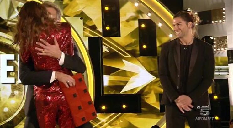 Bacio tra Ilary Blasi e Daniele Bossari: la reazione di Filippa Lagerback e Francesco Totti? [VIDEO]