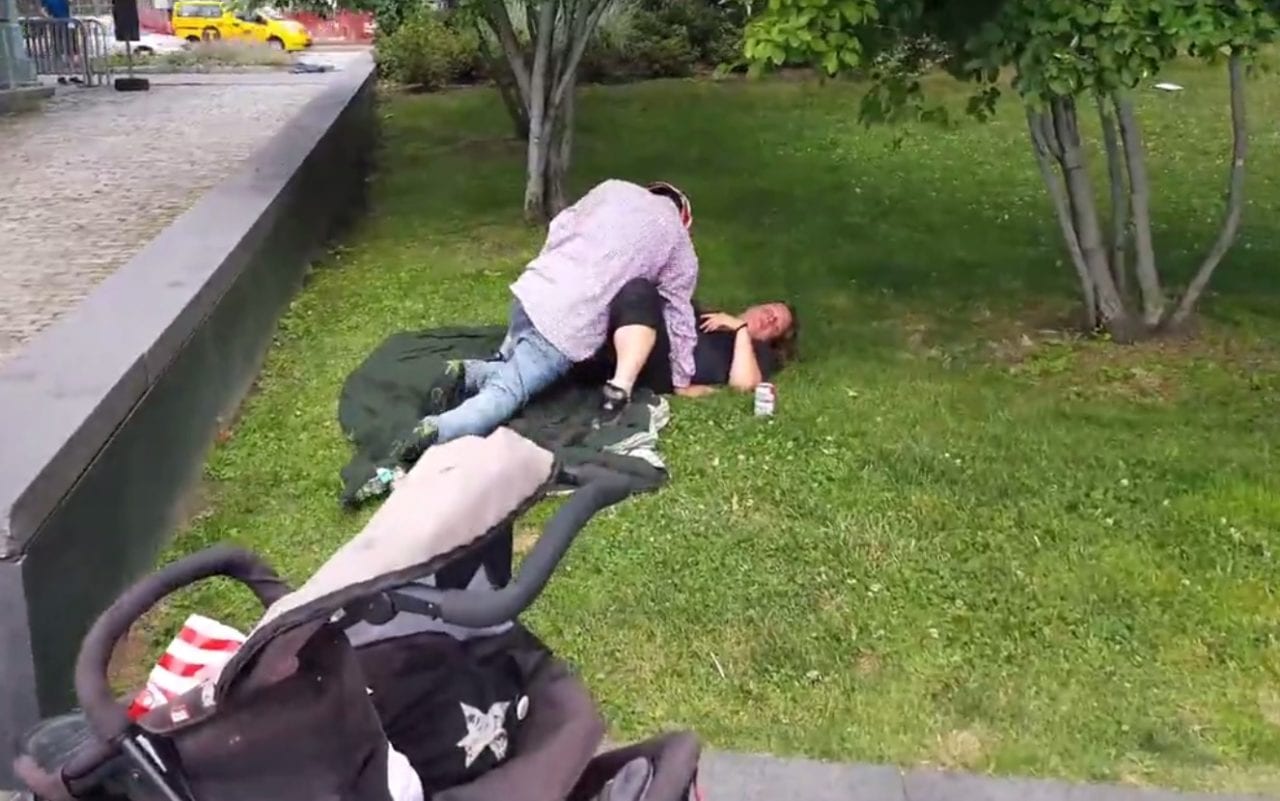 Sesso al parco circondati da bambini: ecco come reagisce la focosa donna [VIDEO]