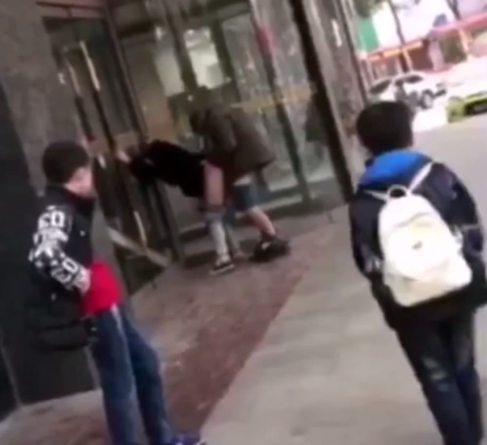 Sesso anale in strada circondati da bambini: ecco le immagini shock [VIDEO]