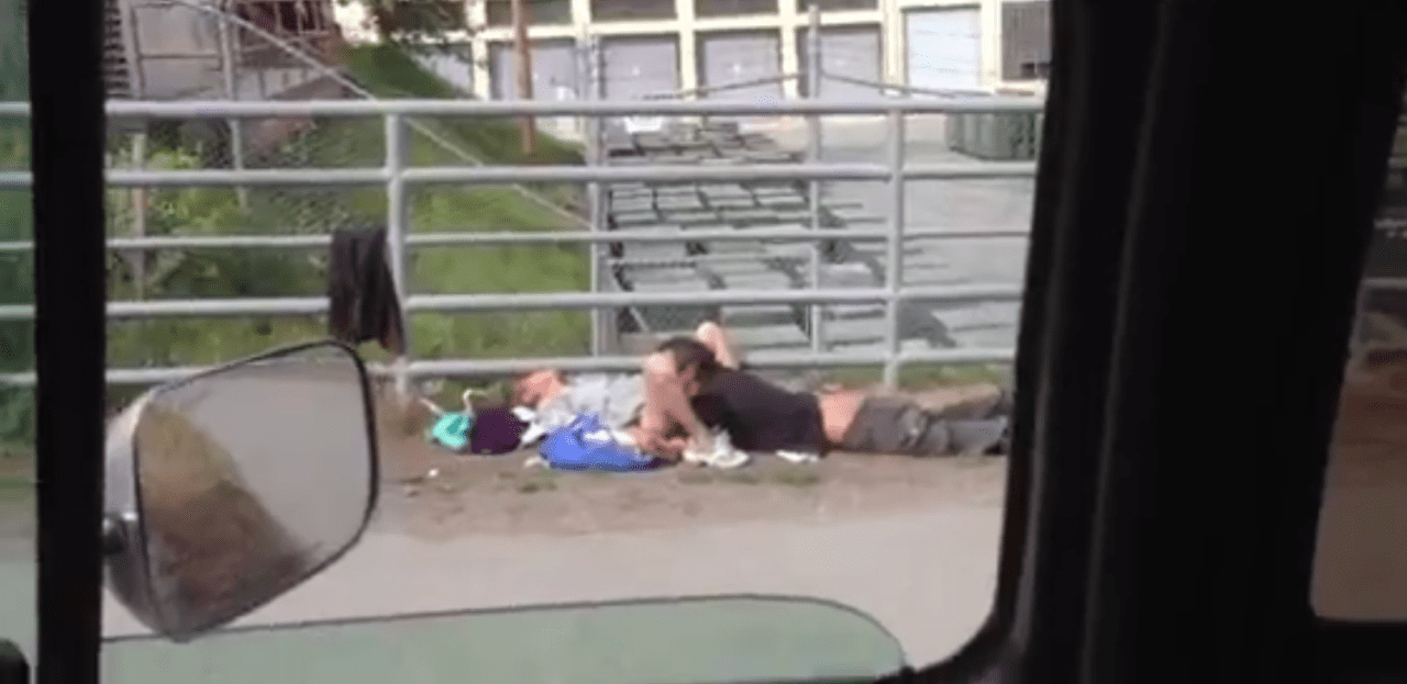 Sesso orale in strada: coppia scatenata beccata sul più bello così... [VIDEO]