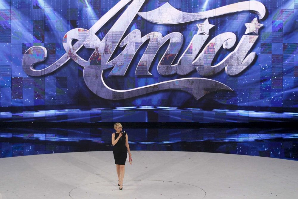 Ex cantante di Amici diventa corteggiatrice di Uomini e Donne [VIDEO]