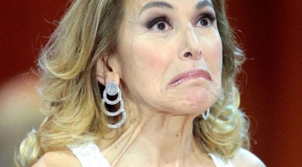 Pomeriggio 5, irruzione improvvisa in studio: la reazione shock di Barbara D'Urso [VIDEO]