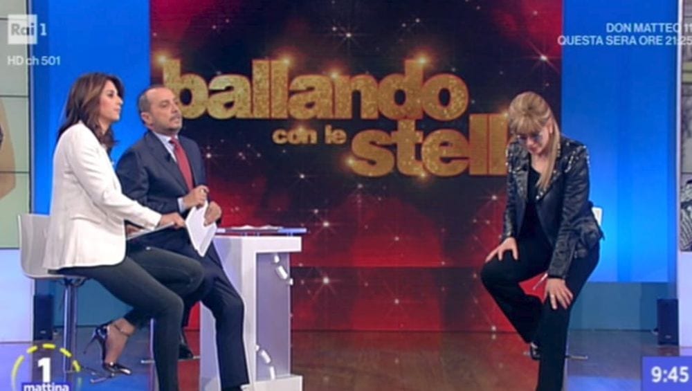 Milly Carlucci scopre in diretta tv la morte di Bibi Ballandi [VIDEO]