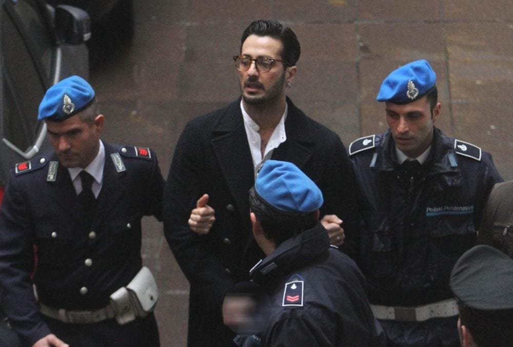 Fabrizio Corona contro l'inviata di Pomeriggio 5: la reazione shock di Barbara D'Urso [VIDEO]