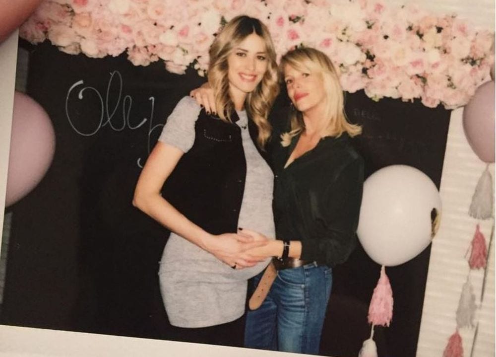 Elena Santarelli in ospedale per il figlio: con lei l'amica Alessia Marcuzzi [FOTO]