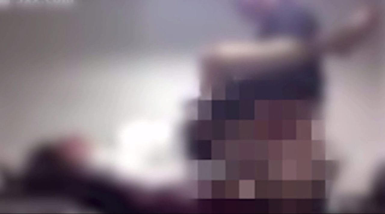 Manager dimentica la webcam accesa dopo la conferenza, beccato mentre fa l’amore con una dipendente [VIDEO]