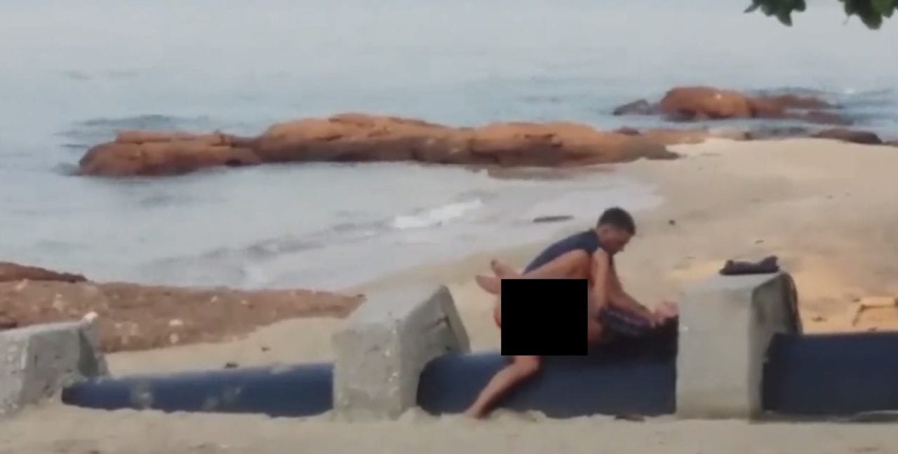 Giovane coppia fa l'amore in spiaggia, lo spettacolo hot sconvolge tutti: ricercati i due amanti [VIDEO]