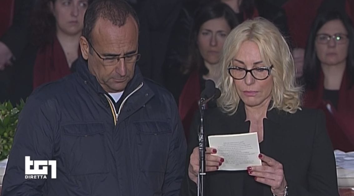Funerali Fabrizio Frizzi: Carlo Conti e Antonella Clerici in lacrime leggono la Poesia degli Artisti [VIDEO]