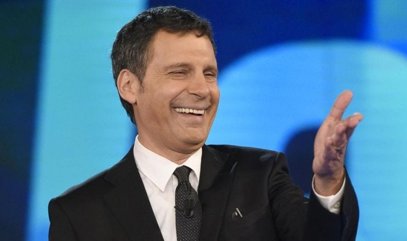 Funerali Fabrizio Frizzi: migliaia di persone in Piazza del Popolo a Roma [FOTO + VIDEO]