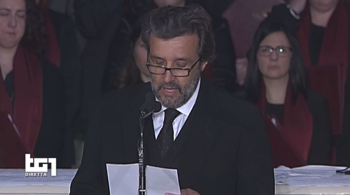 Funerali Fabrizio Frizzi: Flavio Insinna legge una poesia in suo onore [VIDEO]