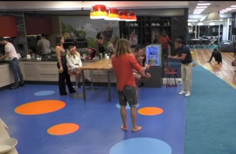 Rissa sfiorata nella casa del Grande Fratello 15: le immagini shock [VIDEO]