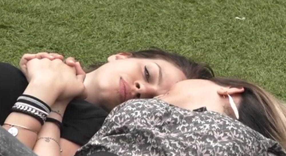 Grande Fratello 15: Lucia bacia Veronica dopo l'addio a Filippo [VIDEO]