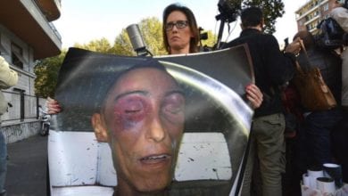 Ilaria Cucchi denuncia: "Stefano piantonato anche da morto"