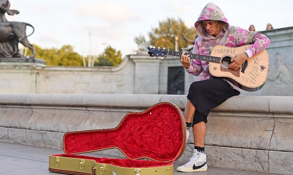 Justin Bieber, serenata a sorpresa a Buckingham Palace [VIDEO]