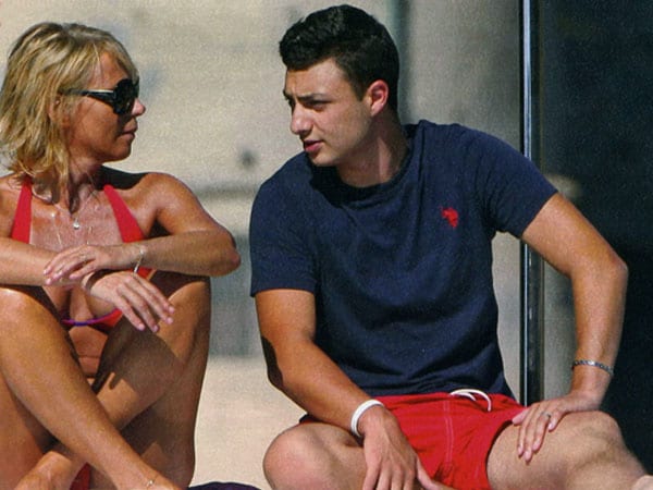 Maria De Filippi: "Mio figlio Gabriele chiuso tutto il giorno in bagno con un'amica"