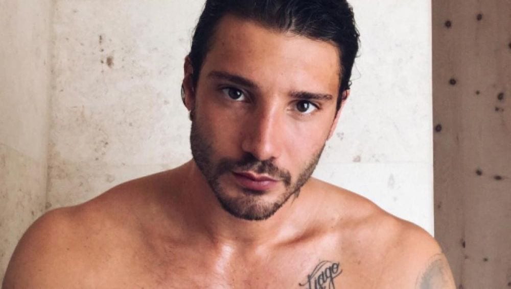 Stefano De Martino seminudo nello spot Intimissimi ma ai fan non sfugge il dettaglio