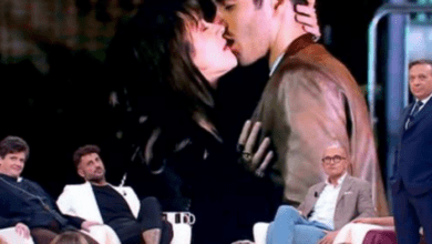 Asia Argento bacia un altro e dimentica Fabrizio Corona, la reazione dell'ex paparazzo è scioccante