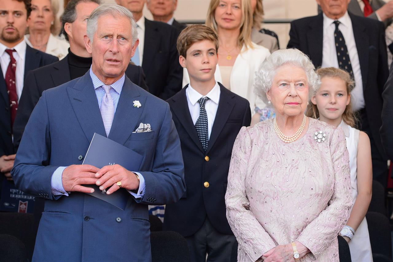 Regina Elisabetta scappa da Londra: Camilla e Carlo in quarantena