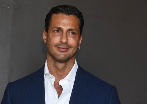 Fabrizio Corona senza mutande sui social: "Sto per stappare..." [FOTO]