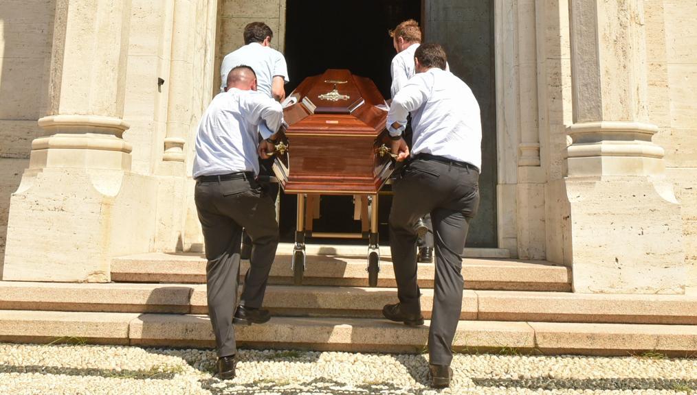 Tutto pronto per il funerale, il morto nella bara è ancora vivo