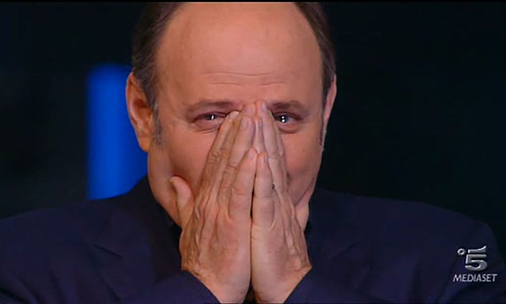 Gerry Scotti in lacrime per un concorrente: prima paura, poi commozione