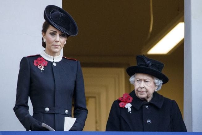 Kate Middleton chiede l'incontro con la regina Elisabetta: non sopporta più...
