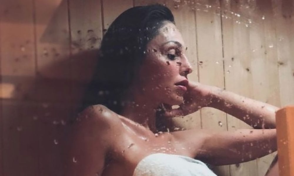 Anna Tatangelo nuda sotto la doccia: i fan vanno in tilt, foto