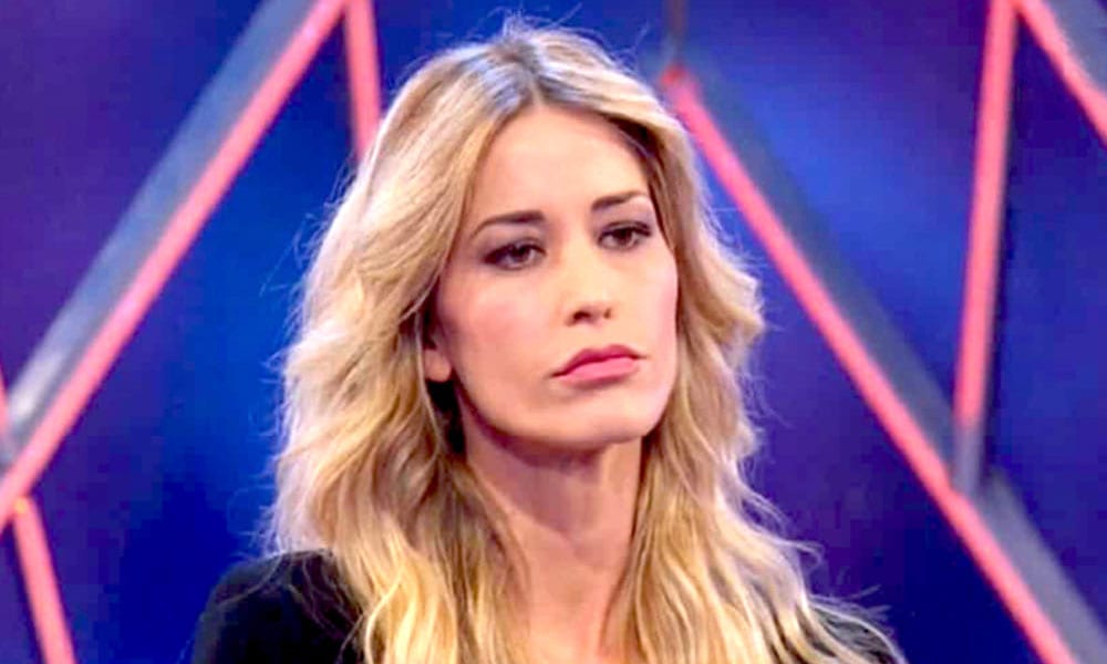 Elena Santarelli crolla: “Dicono che sono una cattiva mamma”