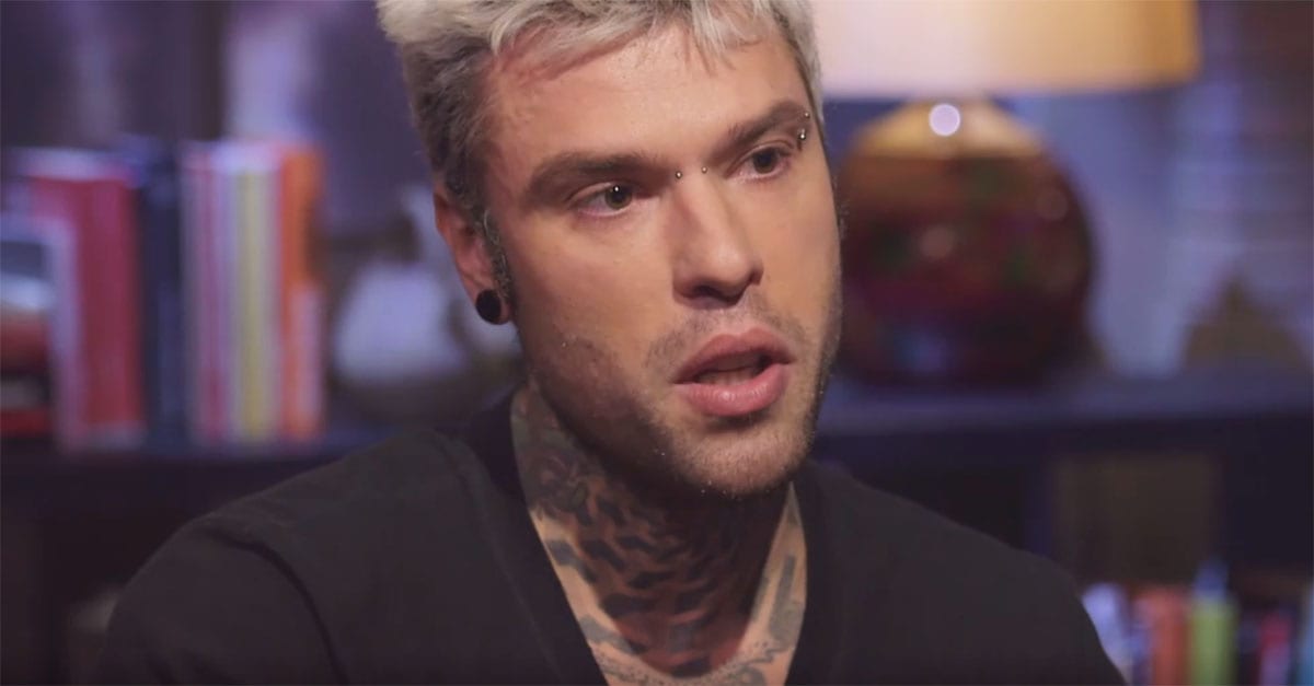 Fedez infortunio, legamento rotto: come sta adesso