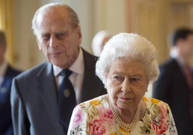Regina Elisabetta, il principe Filippo l'ha tradita con la mamma di...