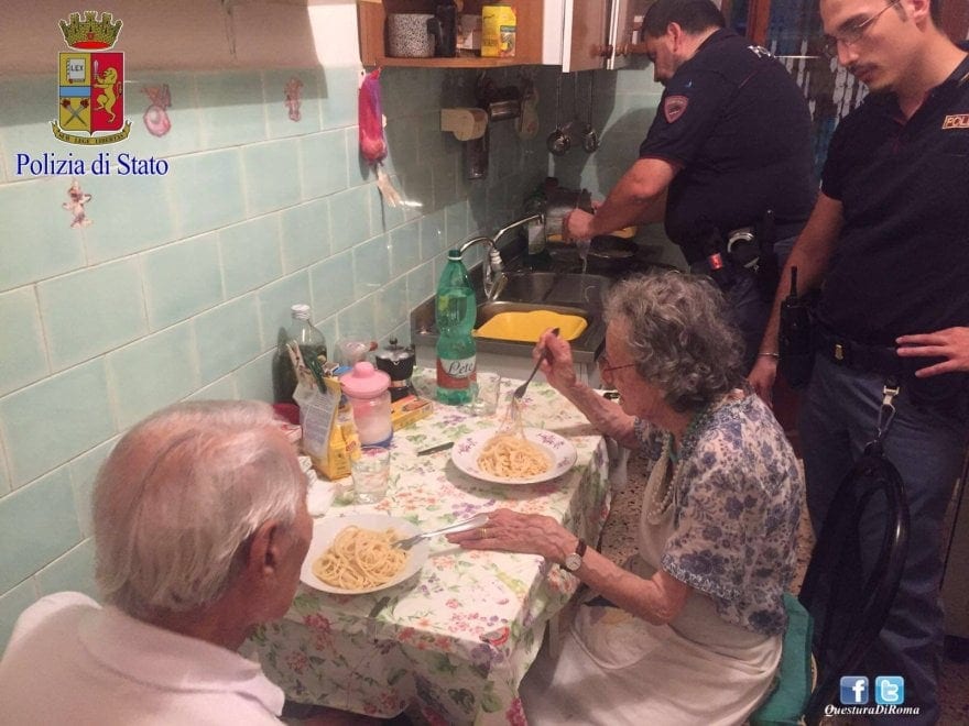 Poliziotti cucinano per anziani: la storia commuove il web