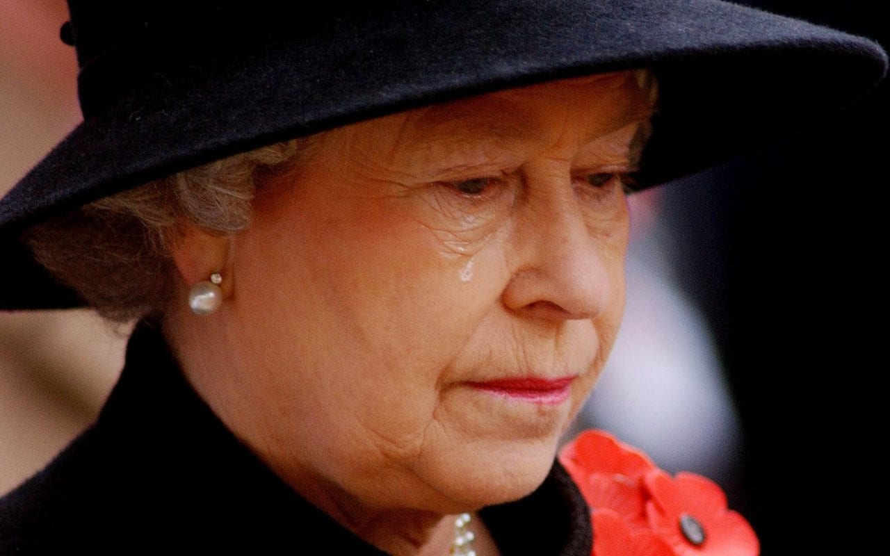 Regina Elisabetta devastata: "Potrebbe non tornare mai più a casa"