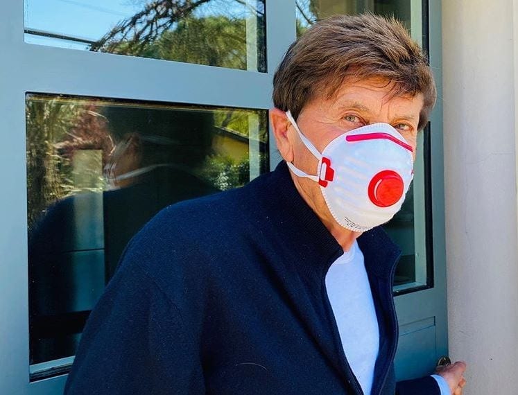 Gianni Morandi mascherina: "È egoista pensaci" l'attacco dei fan