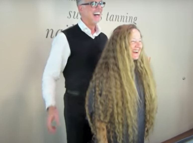 Non taglia i capelli da 20 anni: quello che succede è incredibile FOTO