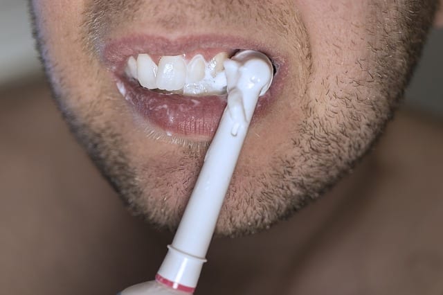 Non si lava i denti da 20 anni: quello che succede alla sua bocca è incredibile