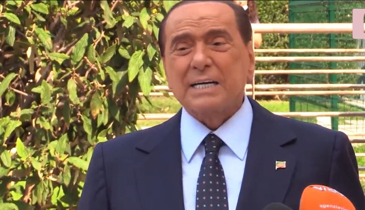 Berlusconi covid, tampone positivo: "Come un leone in gabbia"