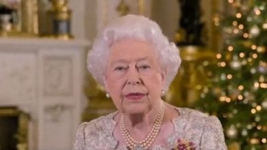 Regina Elisabetta vaccino: "Lei non è come gli altri". Gli inglesi divisi