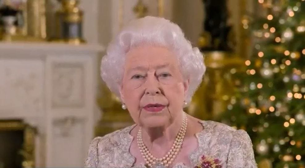 Regina Elisabetta vaccino: "Lei non è come gli altri". Gli inglesi divisi