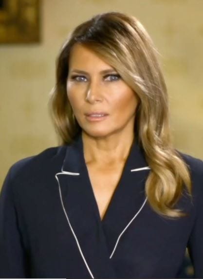 Melania Trump si toglie la fede da 300mila dollari: salta fuori...