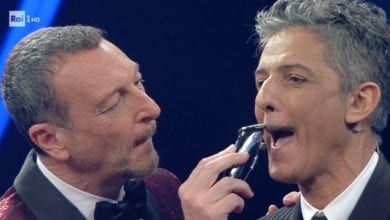 Amadeus taglia i baffi a Fiorello Sanremo