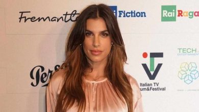 Elisabetta Canalis super sexy apre la porta in intimo: la 42enne è