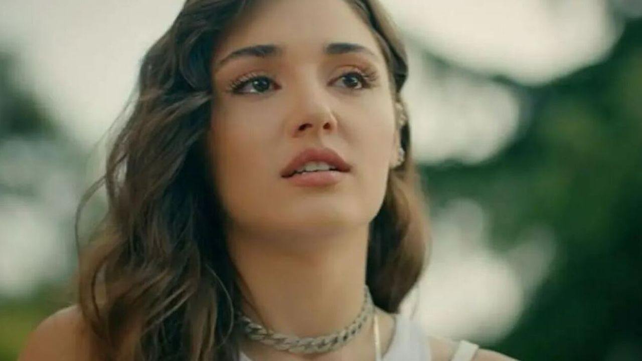 Hande Erçel in una frame di Love Is in the Air (screenshot Mediaset Infinity) - Velvetgossip