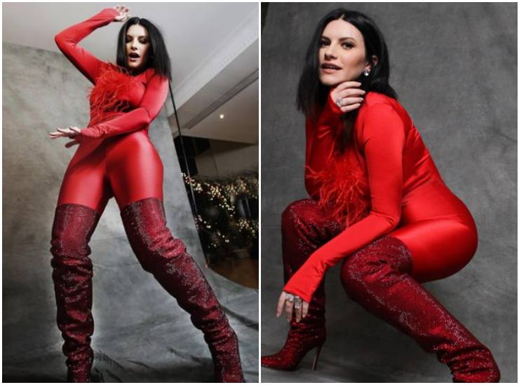 Laura Pausini sfoggia il look total red natalizio (Credits: Laura Pausini/ Instagram) - Velvetgossip