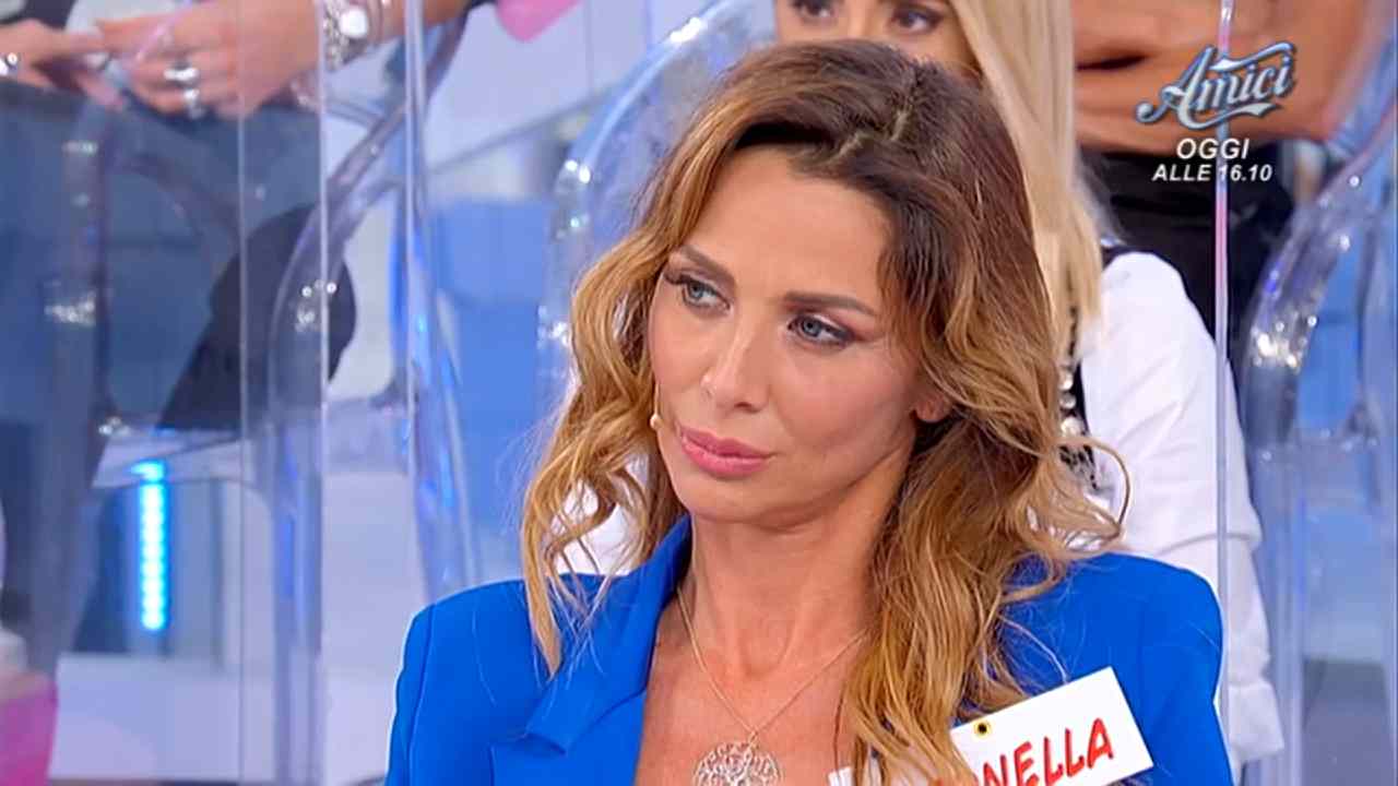 Antonella Perini al centro studio nella puntata di Uomini e Donne del 01/12/2022 (screenshot Mediaset Infinity) - Velvetgossip