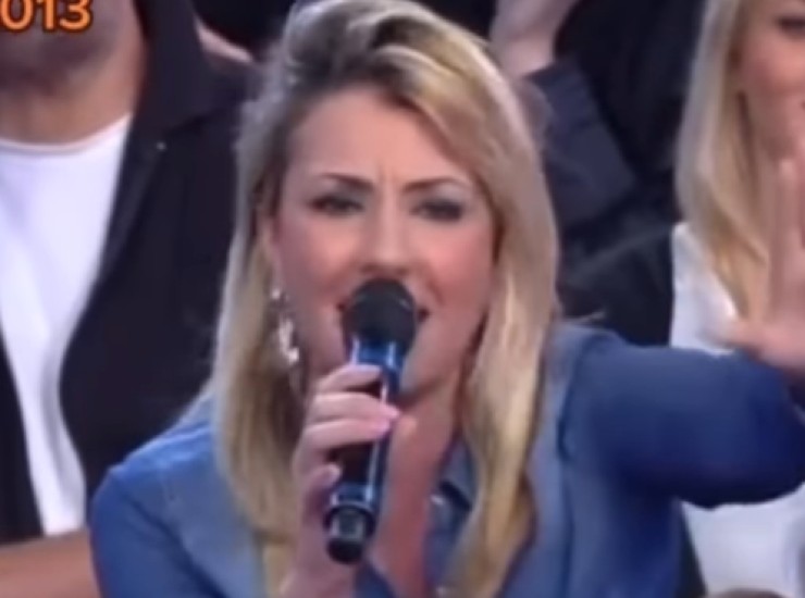 Cristina Tenuta nel pubblico parlante di Uomini e Donne nel 2013 (screenshot video) - Velvetgossip