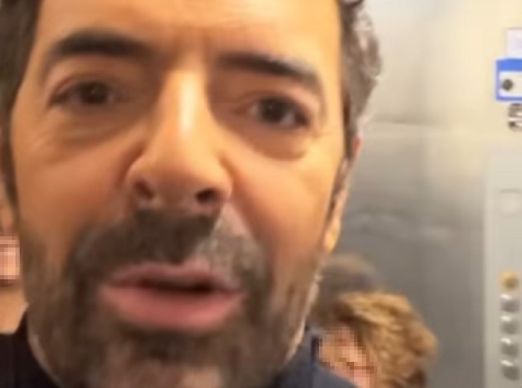 Alberto Matano in ascensore
