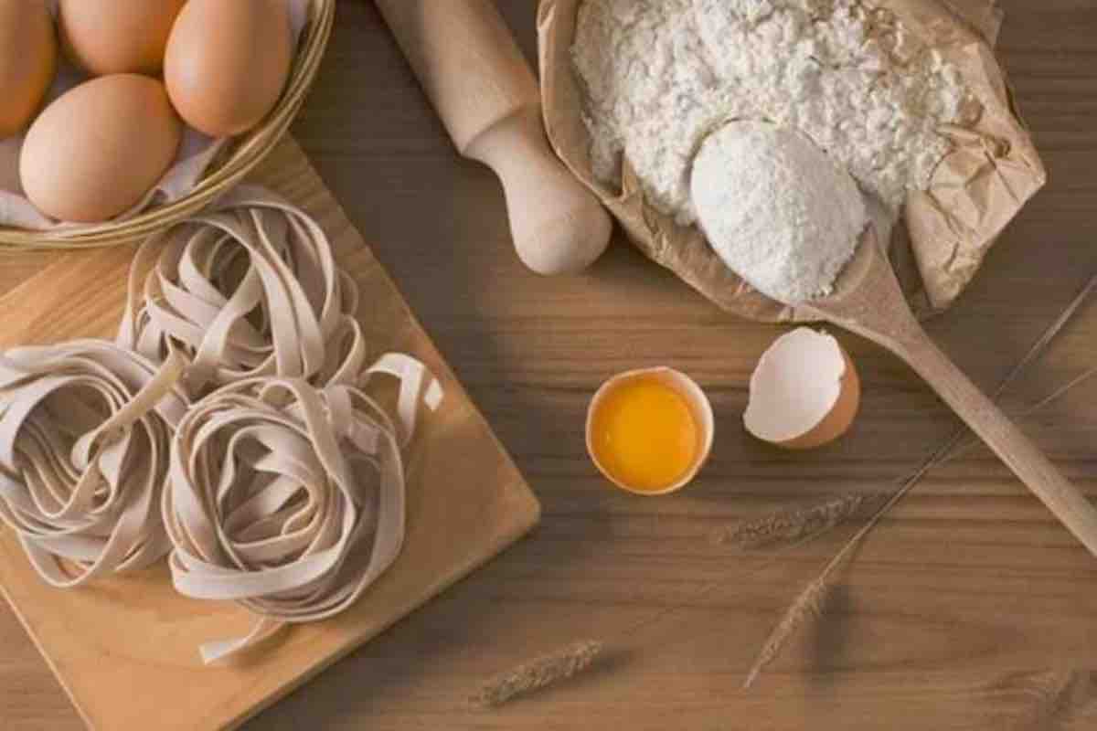 Pasta cruda, uova e farina