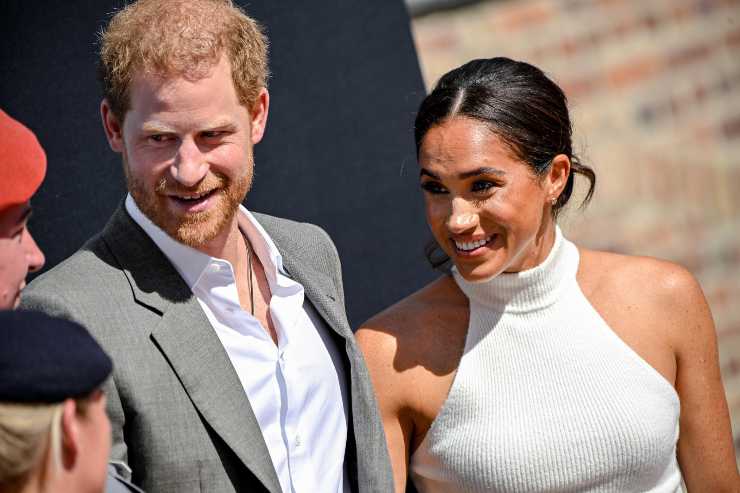 Harry e Meghan sorridono